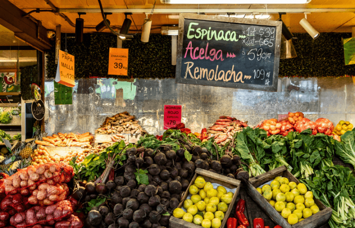 Delivery driver finding a pop up market stall with a multi drop delivery app.